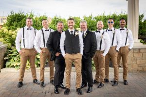 Groupe d'hommes honneur avec les papas du marié. Boutonnière, noeud papillon et bretelles